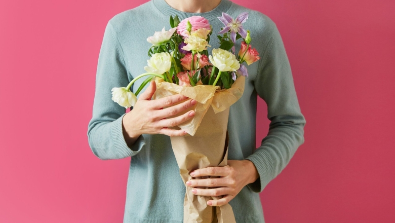 Держит букет