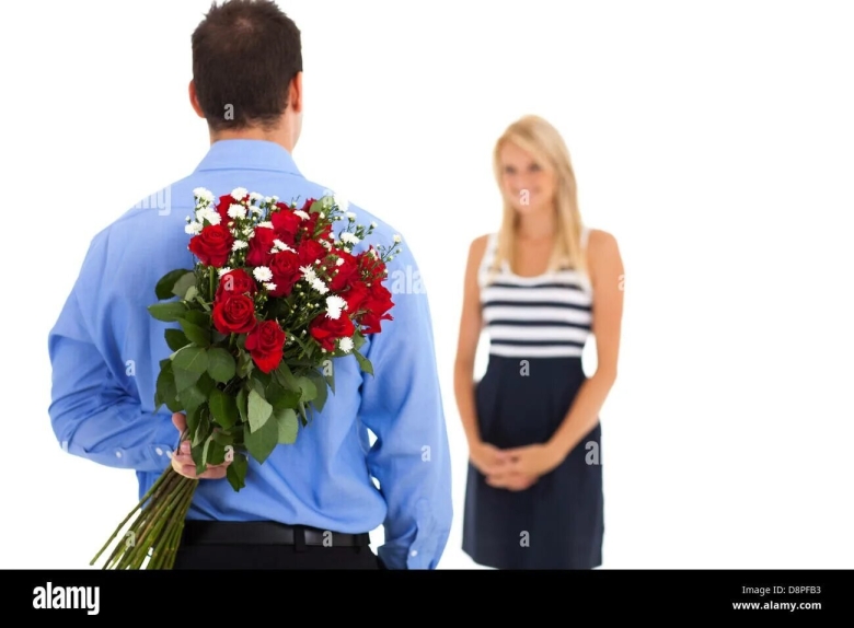 Мужчина дарит цветы женщине