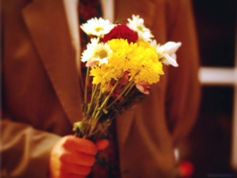 Парень дарит букет