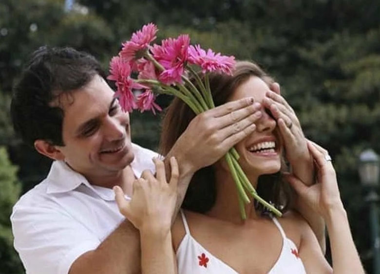 Мужчина дарит цветы женщине