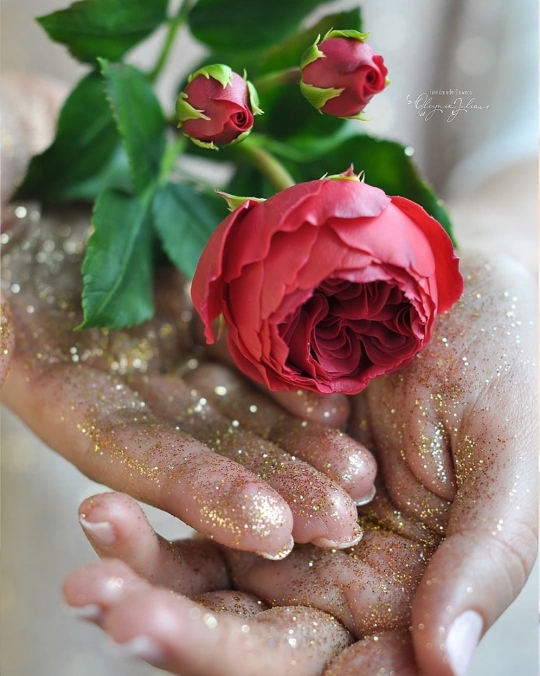 На руке дарящей розы всегда останется их аромат