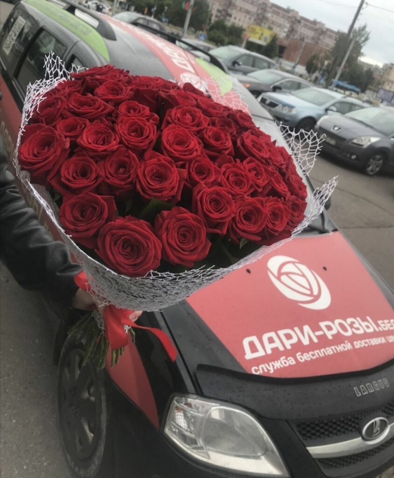 Цветы на белом капоте