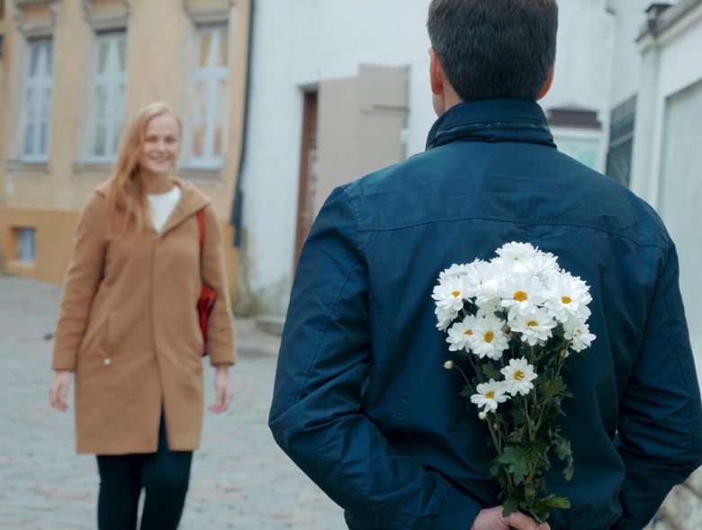 Парень с букетом цветов