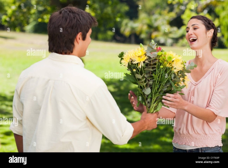 Женщине дарят цветы