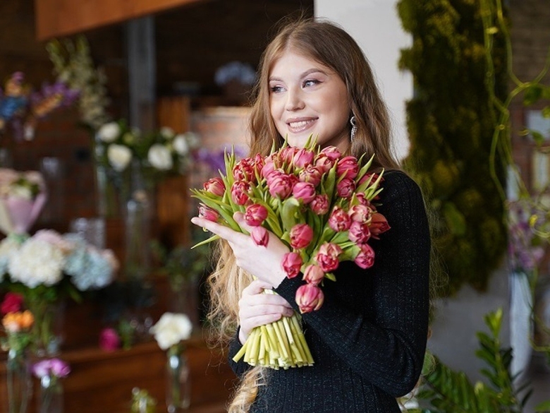 Девушка с букетом тюльпанов