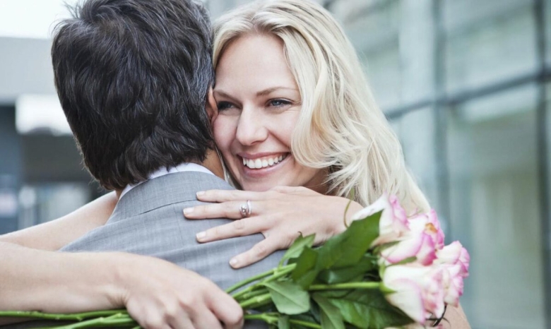 Женщине дарят цветы
