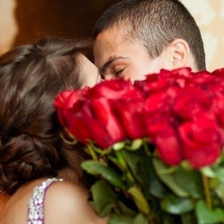 Парень с букетом роз