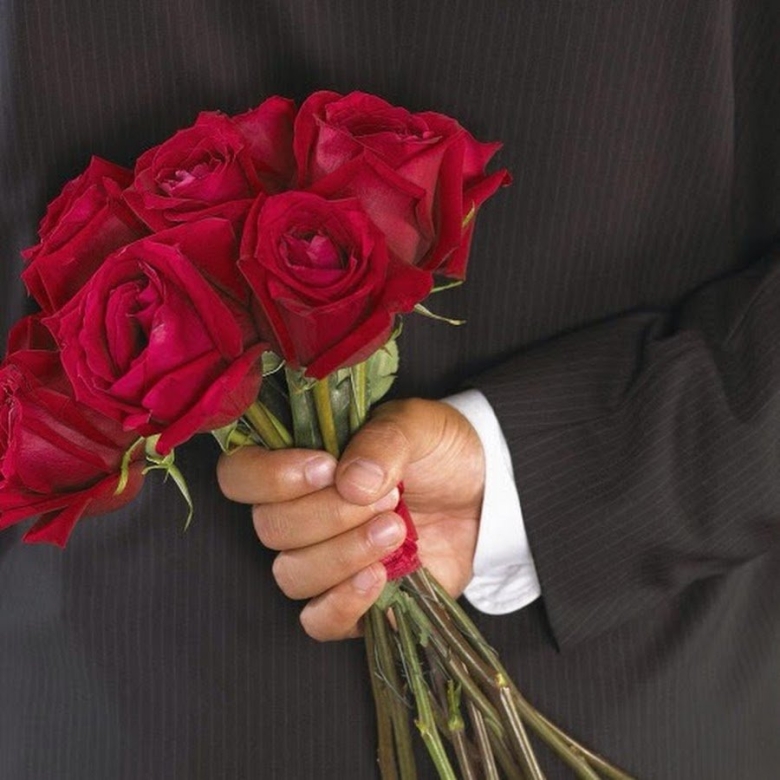 Мужчина с букетом цветов