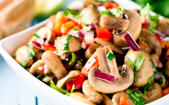 Теплый салат с грибами