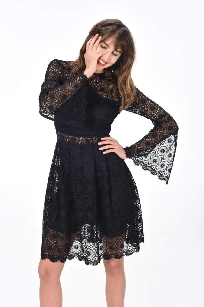 Платье из гипюра