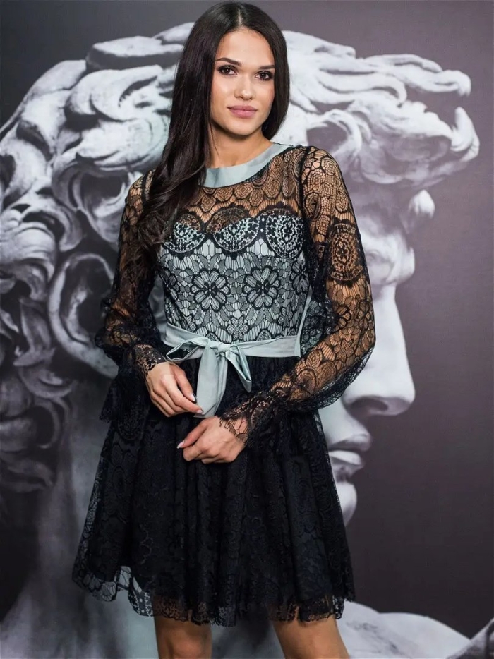 Платье с гипюром