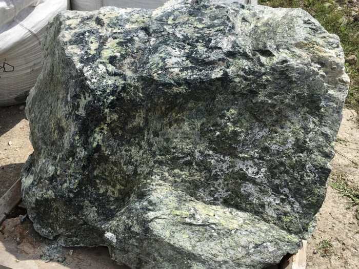 Камень валун змеевик