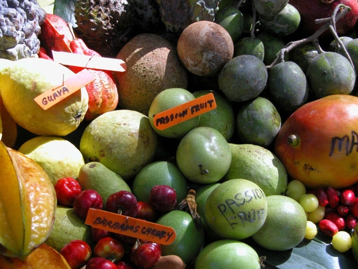 Экзотические фрукты на рынке
