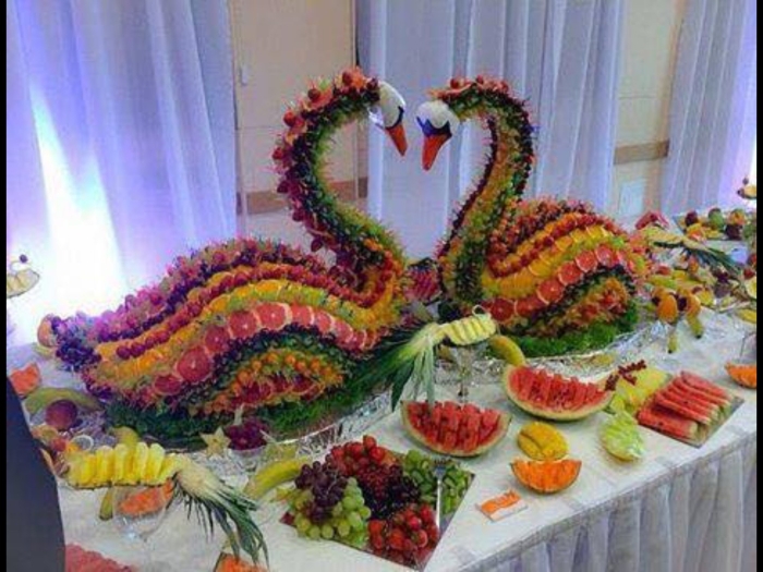 Лебедь из фруктов