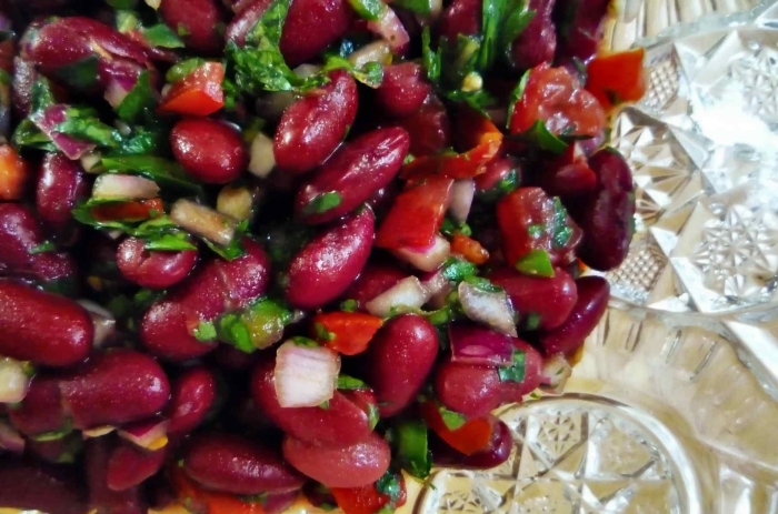 Грузинский салат с красной фасолью