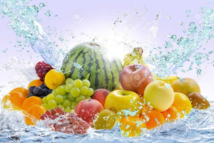 Фрукты и овощи в воде