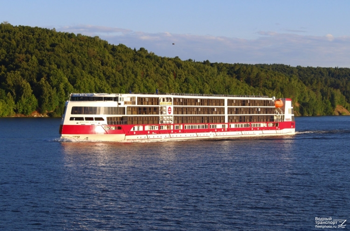 Теплоход мустай карим