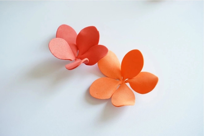 Маленькие цветы из бумаги