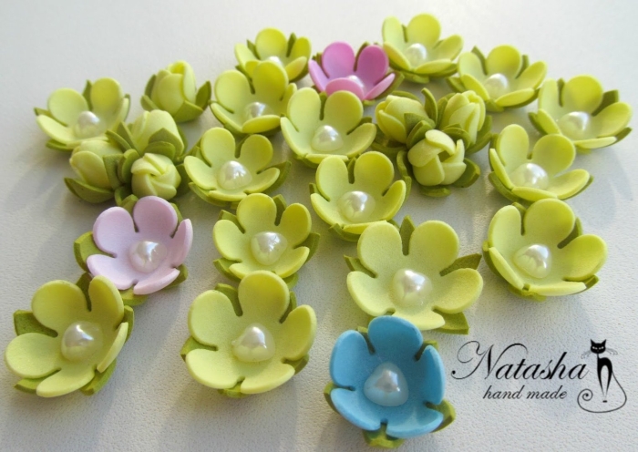 Простые цветы из фоамирана