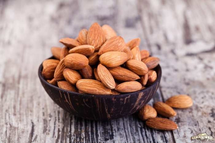 Сырой миндаль