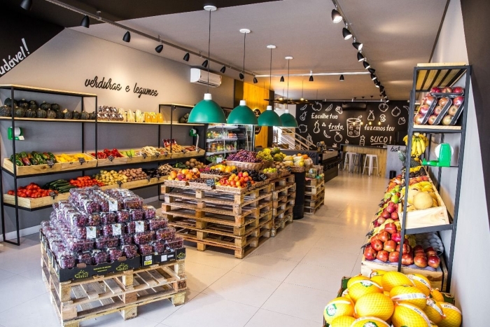 Интерьер магазина овощей и фруктов