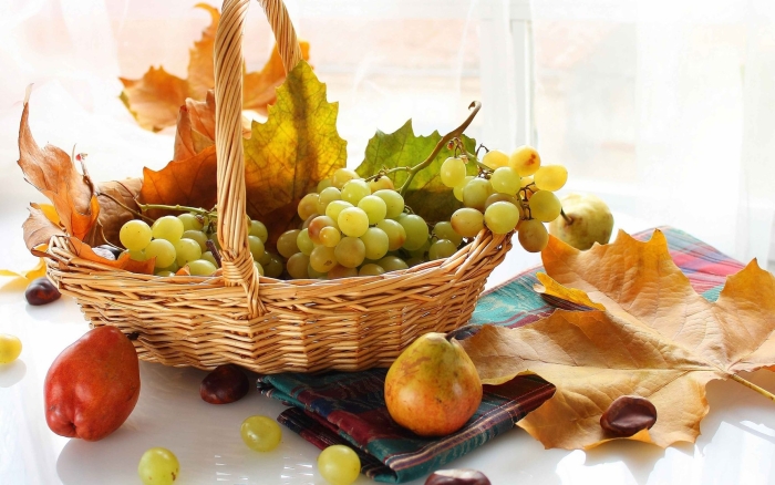 Осенняя корзинка с фруктами