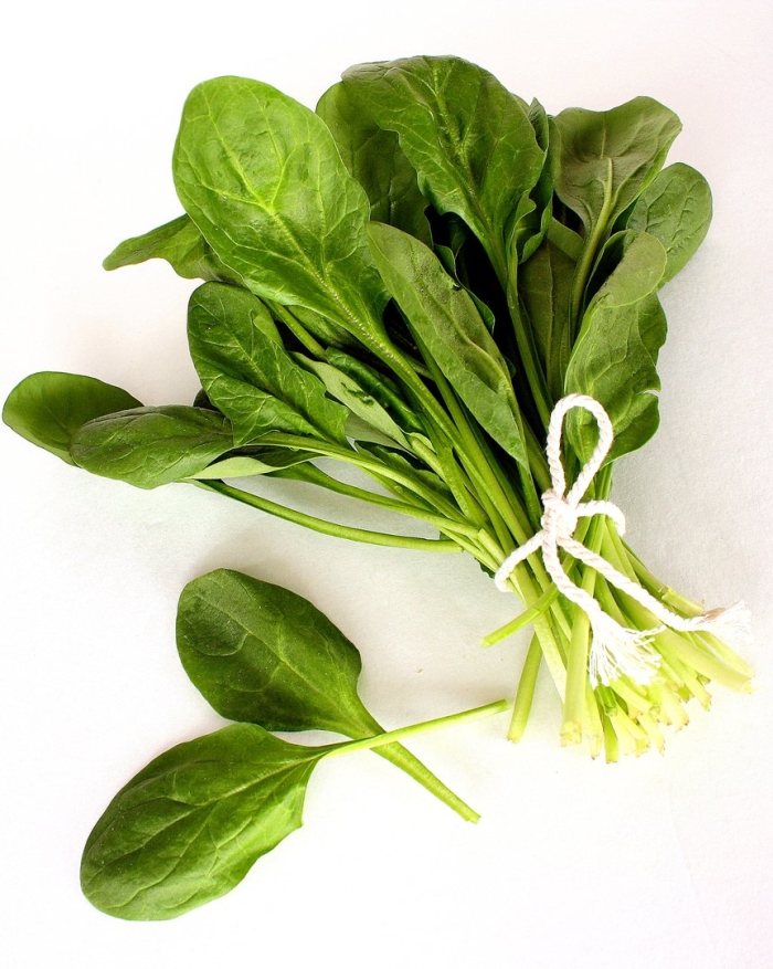 Шпинат на белом фоне