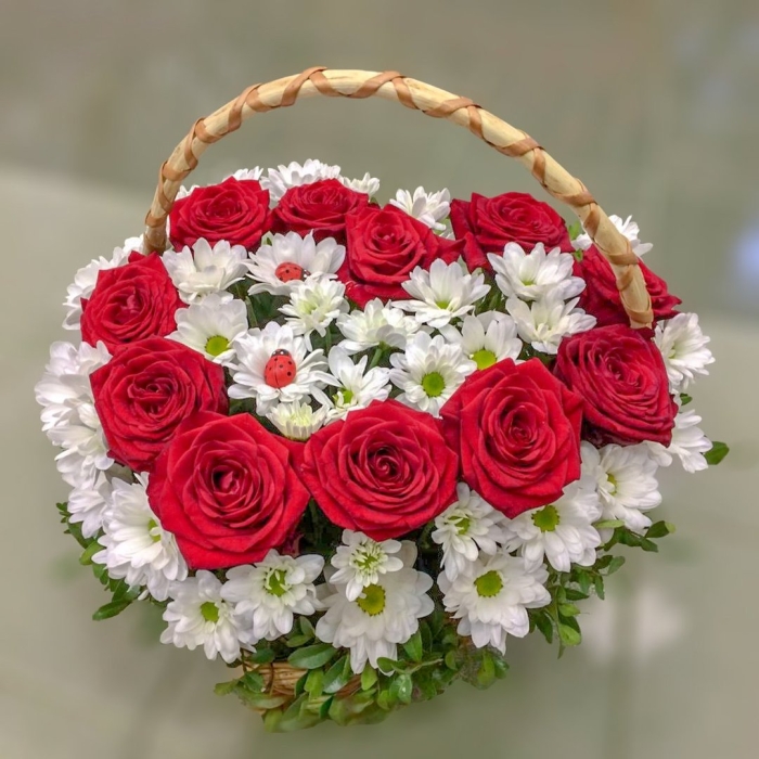 Корзина с розами