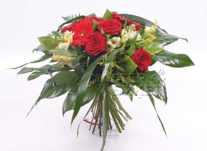 Букет из 5 роз и робелини