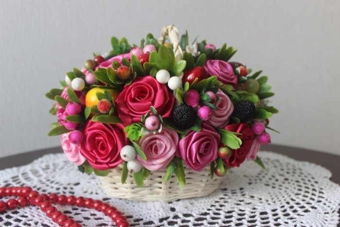 Цветочные композиции из атласных лент