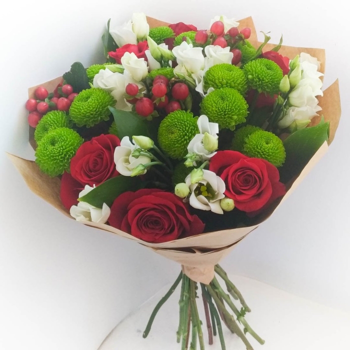 Букеты с гиперикумом и хризантемами розами