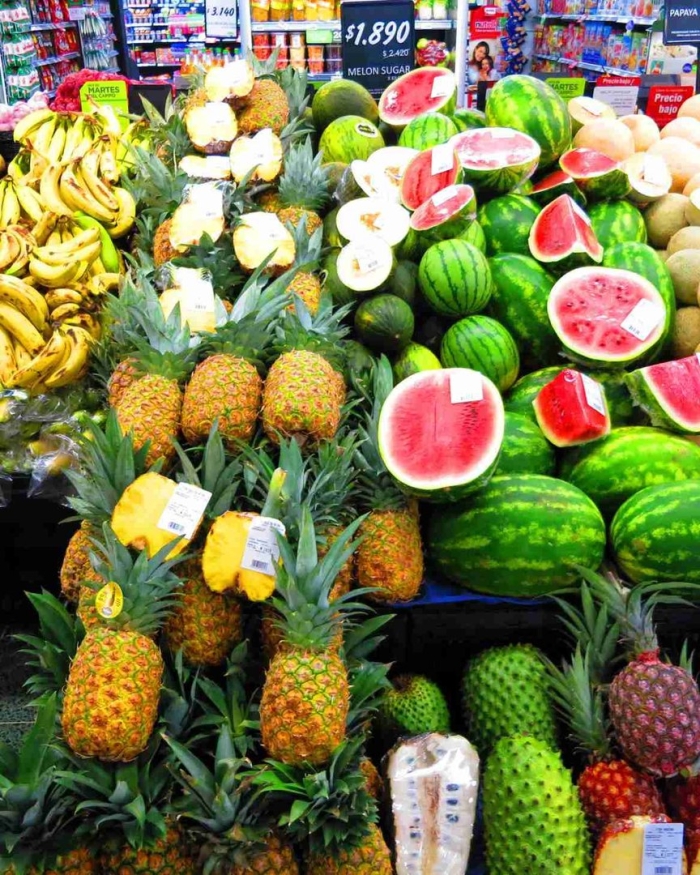 Экзотические фрукты на рынке