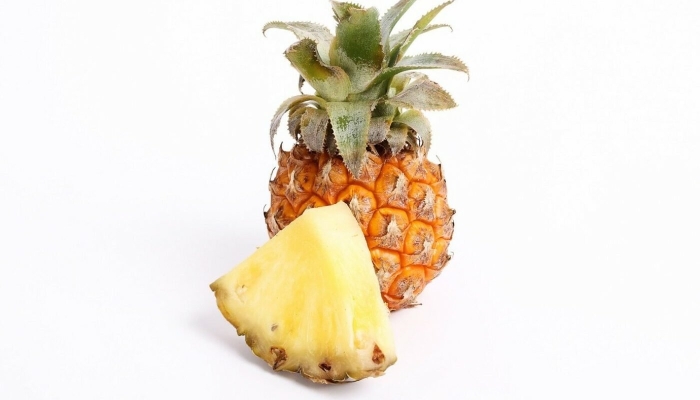 Ананас на белом фоне