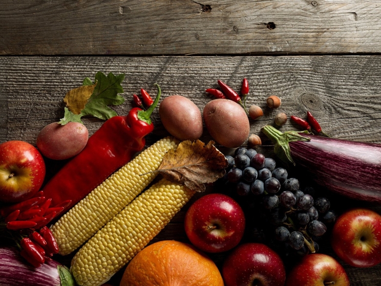 Фрукты на деревянном фоне