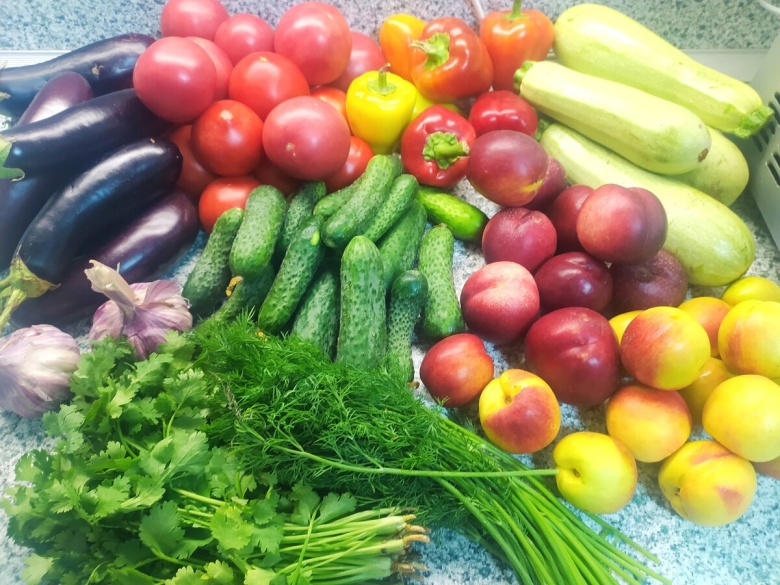 Много овощей и фруктов