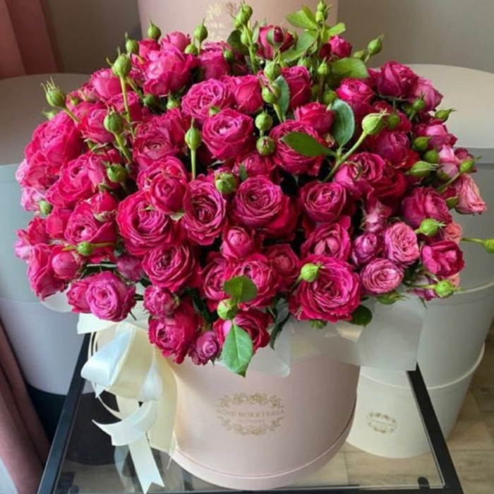 Пионовидные розы в коробке