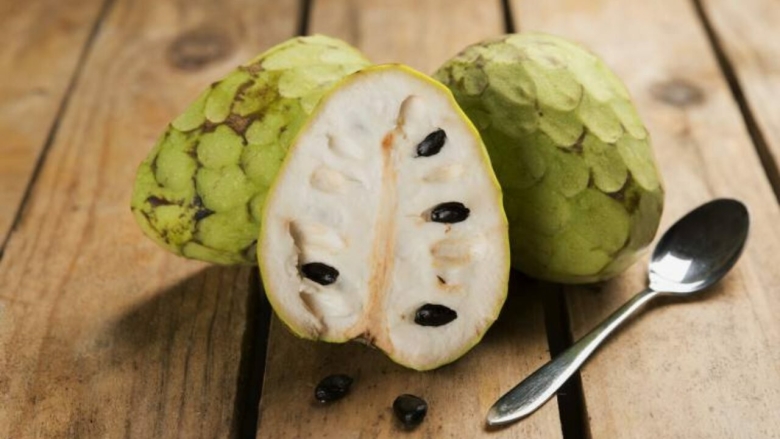 Тропический фрукт черимойя