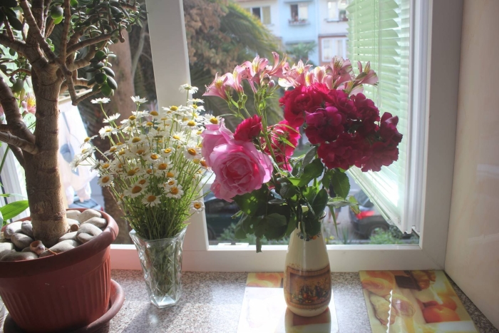 Букет цветов на подоконнике