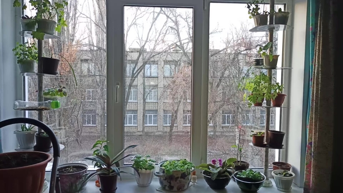 Угловая полка для цветов на подоконник