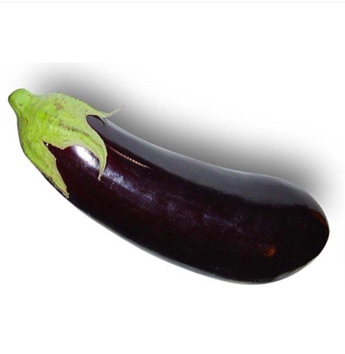 Баклажан на белом фоне