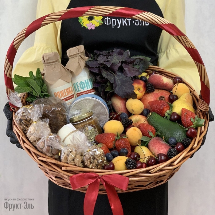 Упаковка корзины с фруктами