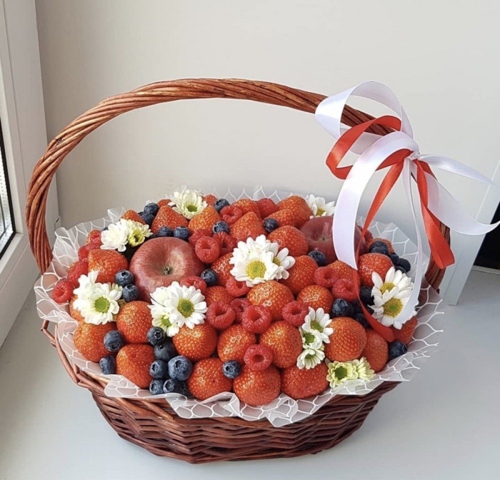 Корзинка с ягодами