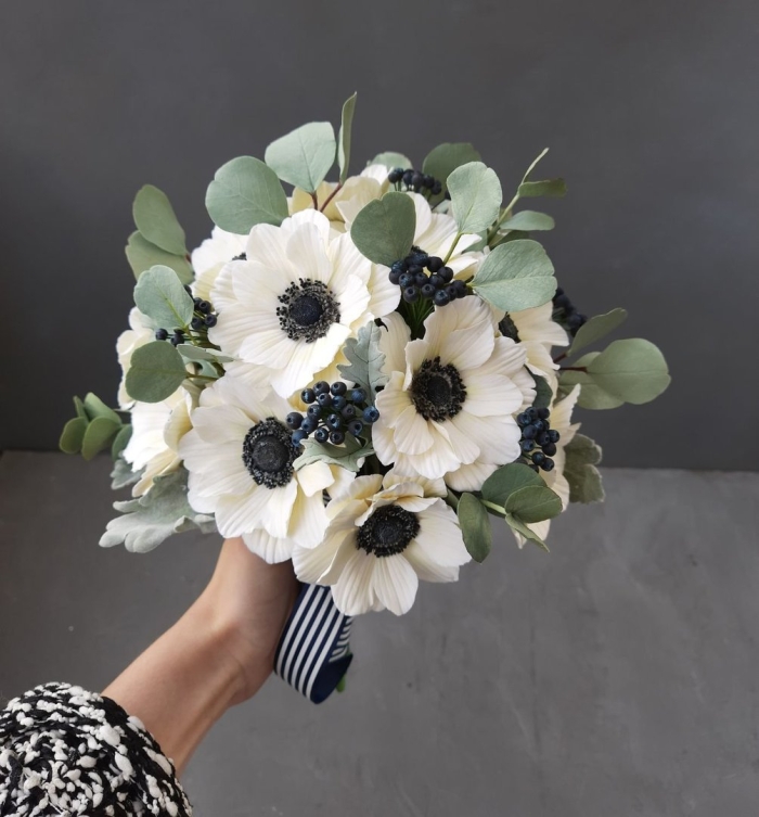 Букет белых анемонов