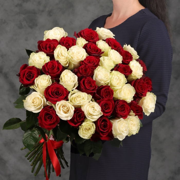 Букет из красных и белых роз