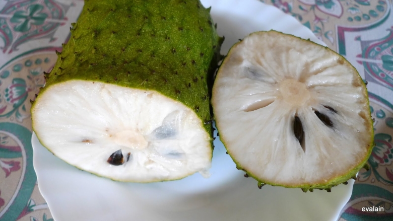 Экзотический фрукт с белой мякотью