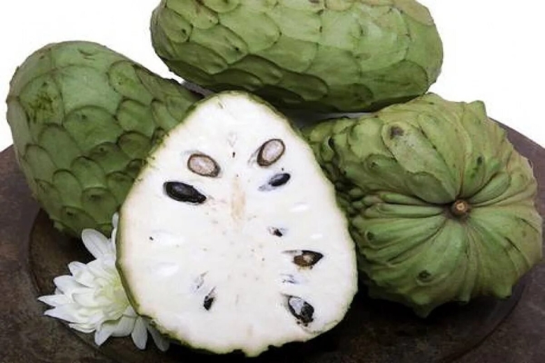 Зеленый фрукт с белой мякотью