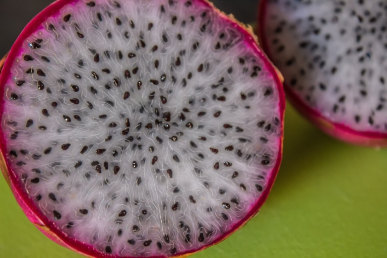 Красный фрукт с белой мякотью