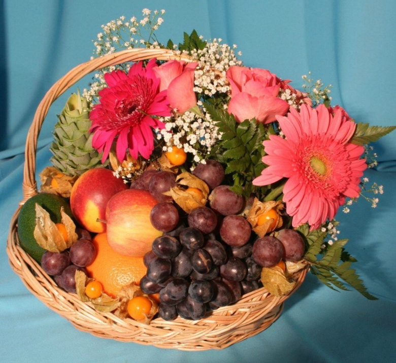 Корзина с фруктами и цветами