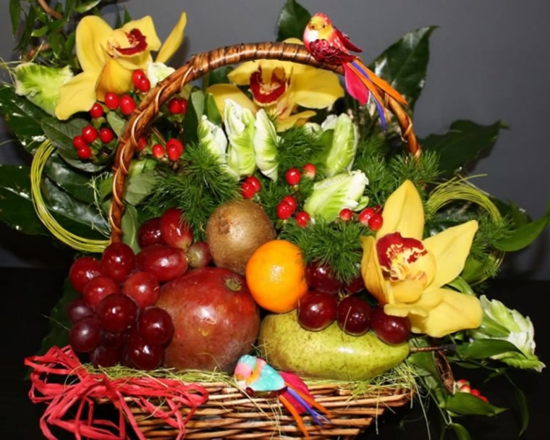 Фруктовый букет в корзинке