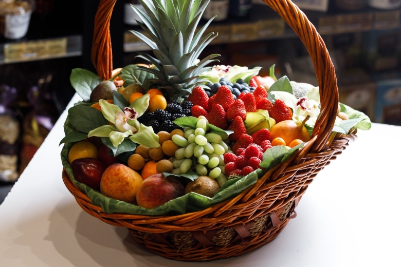 Красивая корзина с фруктами